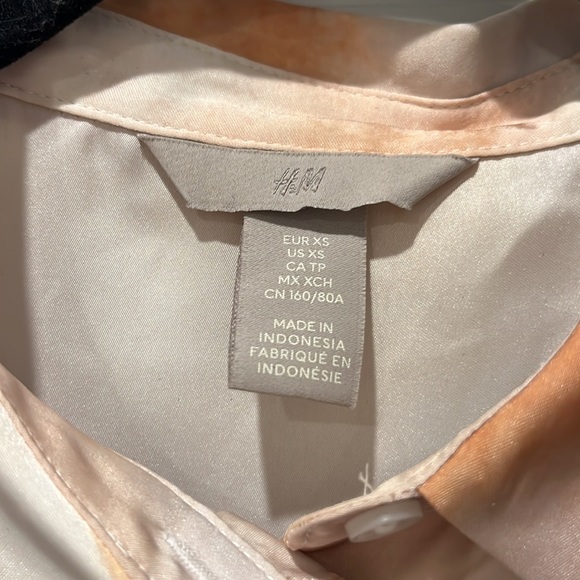 Short sleeve satin blouse - Picture 3 of 5